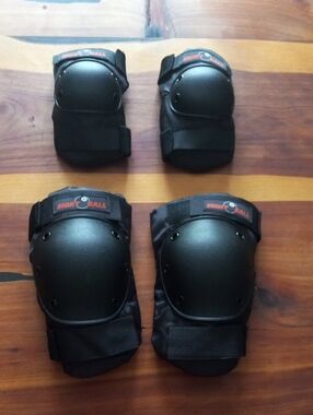 Eight Ball Black Protective Knee and Elbow Pads Set - Black